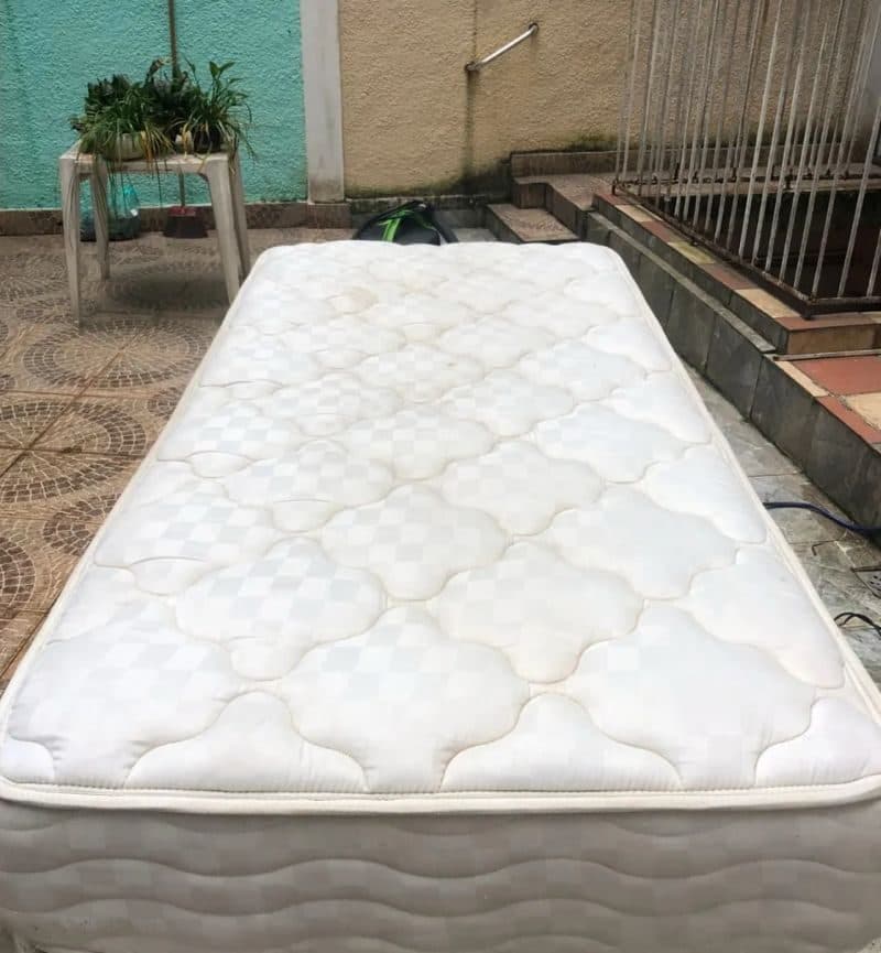 Colchão de solteiro — depois da limpeza