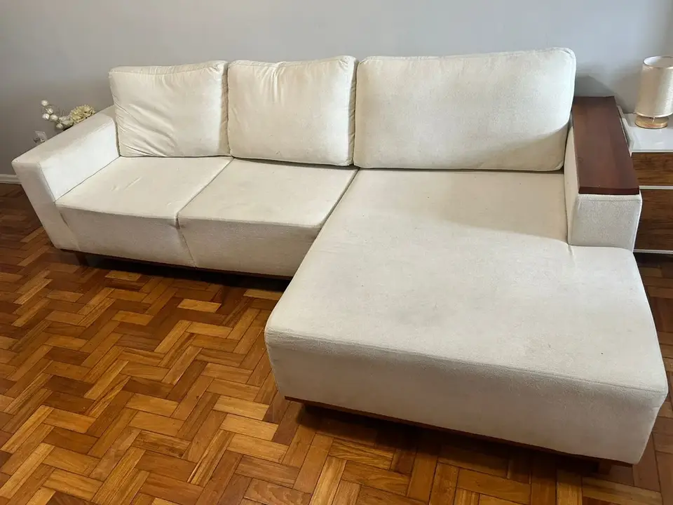 Sofá claro após serviço de limpeza de estofados