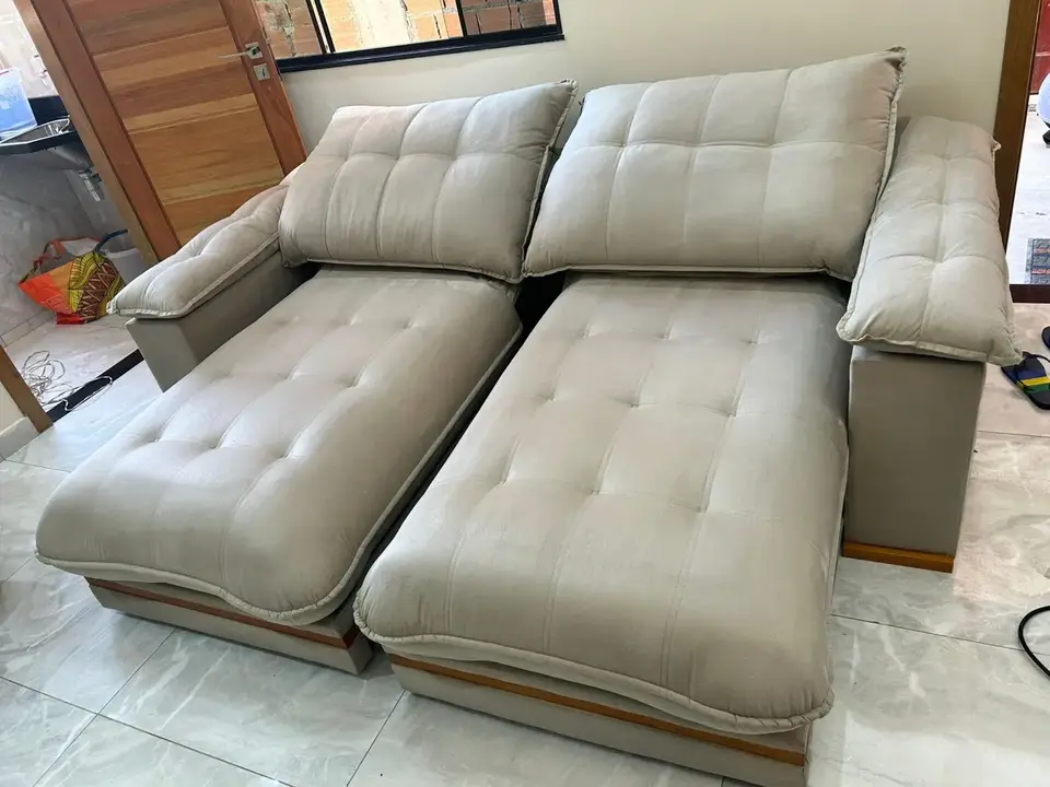 Sofá de tecido claro após limpeza